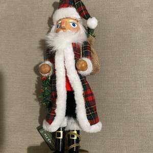 Balsam & Fir 13.5" Nutcracker Holding Wreath Christmas Resin Figurine Decor
